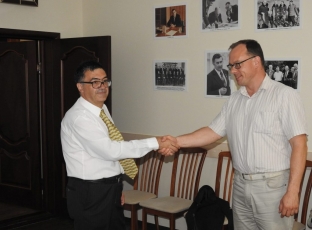 Подписание двухстороннего соглашения о сотрудничестве ИВМиМГ СО РАН с Пизанским университетом, слева направо: проф. Микеле Пагано и зам. дир. по науч. раб. М.А. Марченко