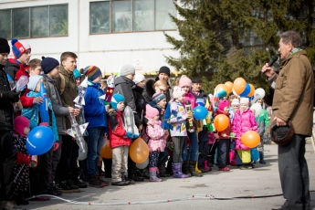 Парад участников Ракетного фестиваля -2018. Борис Михайлович Меламед наставляет юных конструкторов (Автор фото – Кратова Ю.В.).