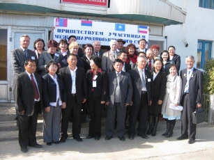 Участники Международной конференции «Почвы засушливых территорий, способы их рационального использования в современных условиях, предотвращение деградации и опустынивания» на полевой экскурсии (2013 г.)