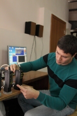 К.т.н. А.С. Мазной за подготовкой к экспериментам по фильтрационному горению конденсированных систем для получения пористых функциональных материалов