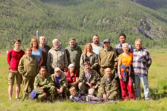 День отъезда, устье р. Соль-Бельдыр, пассажиры одного из двух экскурсионных автомобилей. Лежит Саша Писаренко; слева направо сидят: Р.В. Кужугет, М.А. Шаповалов, Т.В. Козулина, А.В. Никифоров, В.П. Дружков; стоят: Н.А. Поляков, Е.П. Регир, А.Р. Шахмурядян, Н.В. Владыкин, В.А. Жуковский, Н.Ф. Никифорова, Д.А. Лыхин, водитель Урала-вахты Очур Э.О., А.А. Монгуш, Е.В. Путинцева, Э.М. Спиридонов. Фото - Елена Жуковская