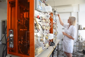 Хроматографическая система, предназначенная для очистки фармацевтических субстанций методом ионообменной хроматографии. Волгоградский филиал ИК СО РАН.