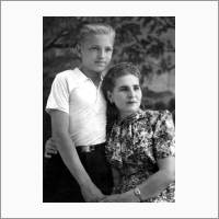 В. Коптюг с матерью. 1947 год 