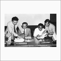Ч.Н.Р. Рао подписывают протокол. 1987 год