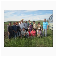 Участники международной научно-практической конференции на опытном поле Тувинского НИИСХ