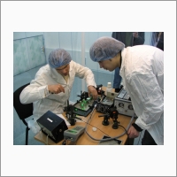 Сотрудники лаборатории волоконной оптики С.И. Каблуков и В.А. Акулов собирают волоконный лазер с удвоением частоты (примерно 2008 г.). Источник: Архив ИАиЭ СО РАН.