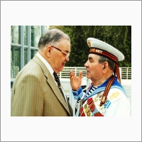 Н.Л. Добрецов с ветераном-моряком в День победы