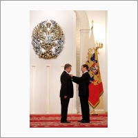 Дмитрий Медведев с лауреатом Государственной премии Российской Федерации Валентином Пармоном, 2010 г. 
