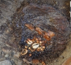 Деревянное блюдце с костяными бусинами, раковинами каури и курдюком барана, фото ИАЭТ СО РАН