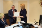 Академику Михаилу Федоруку вручается грамота Совета Федерации