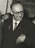 Академик М.А. Лаврентьев среди сопровождающих Н.С. Хрущева во время его визита в Академгородок, 10 октября 1959 г. 