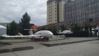 Во дворе главного корпуса НГУ