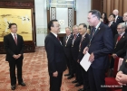 Премьер Госсовета КНР Ли Кэцян поздравляет иностранных граждан. 