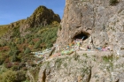 Вход в пещеру Байшия – около 5 м в высоту и 7 м в ширину. Тибетское нагорье (Сяхэ, КНР)