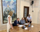 Игорь Бычков и Анатолий Кусраев подписывают соглашение 