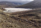 Вид на грунтовую плотину на ручье Поисковый (Якутия)
