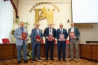 (слева направо) председатель УрО РАН академик Виктор Руденко, научный руководитель Южного научного центра РАН академик Геннадий Матишов, заместитель председателя СО РАН академик Николай Похиленко, председатель ДВО РАН академик Юрий Кульчин, и.о. главного ученого секретаря СПбО РАН член-корреспондент РАН Виталий Сергеев