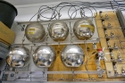 Воздух с мачты обсерватории ZOTTO закачивается в буферную систему, состоящую из металлических шаров. Фото Екатерины Бурчевской.  