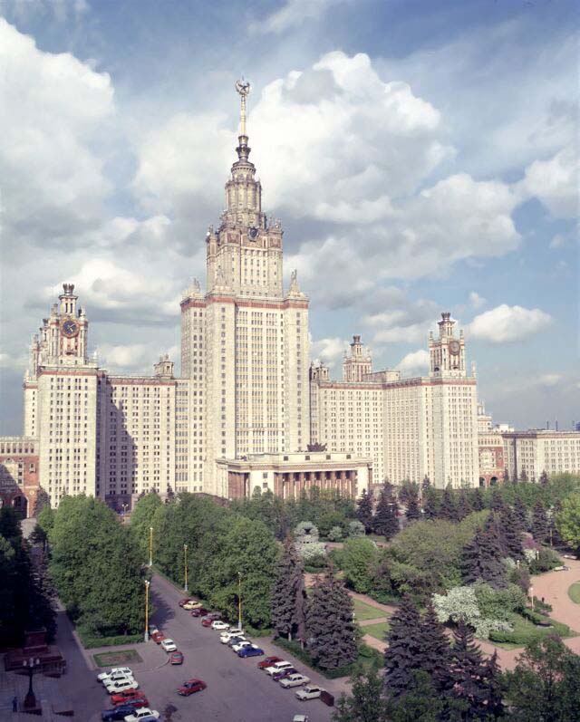 Мгу приняло. Московский государственный университет имени м.в Ломоносова 1755. Главное здание МГУ имени м.в. Ломоносова. Московский университет м. в. Ломоносова. 1755 Год..