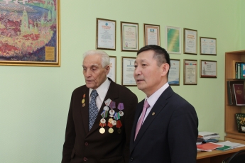 Председатель ЯНЦ СО РАН, член-корреспондент РАН Лебедев Михаил Петрович поздравляет с 85-летним юбилеем Москалева Петра Тимофеевича.