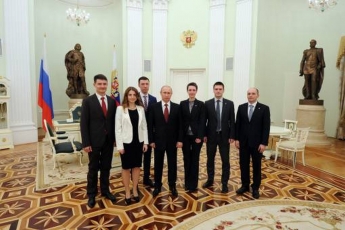 Встреча Владимира Путина с лауреатами премий Президента в области науки и инноваций для молодых учёных за 2014 год. Среди победителей сотрудник лаборатории исследования модификации биополимеров ИХБФМ СО РАН Никита Кузнецов.