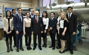 Владимир Путин со студентами Новосибирского государственного университета и учащимися Специализированного учебно-научного центра НГУ в ИЯФ СО РАН 08.02.2018