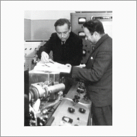 1971 Приобретены и введены в эксплуатацию ЭВМ "Наири-С" и английский масс-спектрометр MS-902.На фото: В.А. Коптюг и М.И. Горфинкель