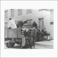 1972 Разгрузка машины научными сотрудниками после пожара в Институте.