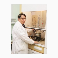 Ведущий научный сотрудник, доктор химических наук Иван Иванович Олейник контролирует процесс абсолютирования растворителя для приготовления раствора катализатора