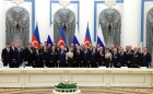 Владимир Путин и Ильхам Алиев с участниками встречи с ветеранами-строителями и работниками Байкало-Амурской магистрали
