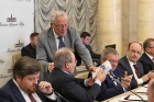 Академик Валерий Крюков дарит монографию президенту РАН академику Геннадию Красникову  
