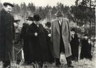 В Золотой долине новосибирского Академгородка, 1959. Слева направо: Б.В. Войцеховский, -, Ф.С. Горячев, Н.С. Хрущев, М.А. Лаврентьев.