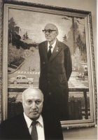 На фоне портрета академика М.А. Лаврентьева его сын, академик М.М. Лаврентьев.