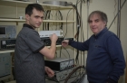 Сотрудники Института физики полупроводников им. А. В. Ржанова д.ф.-м.н. Артур Погосов и к.ф.м-.н. Андрей Шевырин. Фото Надежды Дмитриевой 