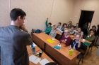 К.г.-м.н. Василий Марусин ведет дискуссию с юными геологами – участниками Сибирской геологической олимпиады. Фото Софьи Котлер.